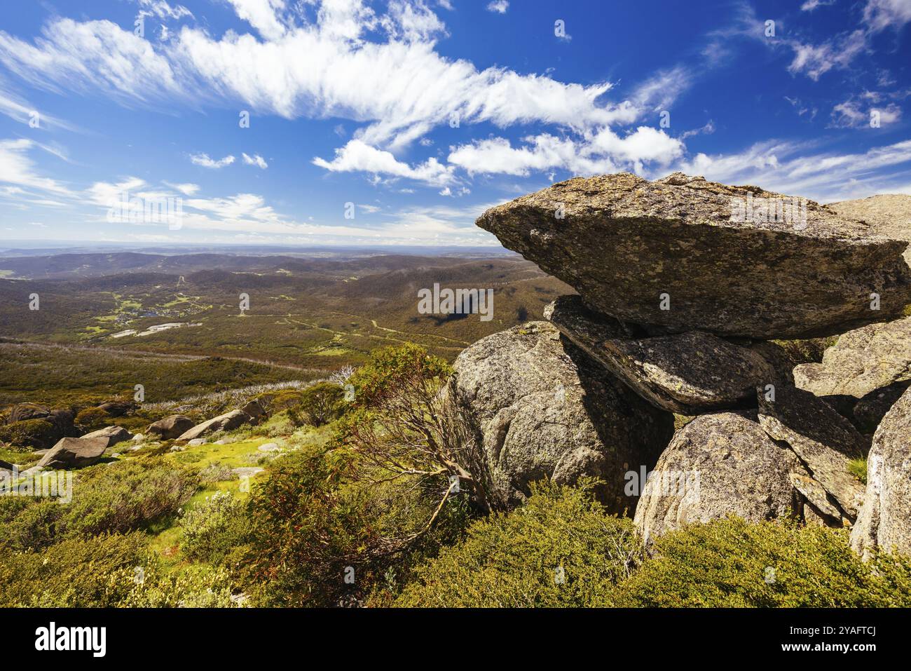 Viste panoramiche sulla cima delle rocce Porcupine sul sentiero per camminate Porcupine in una giornata estiva nel Parco Nazionale di Kosciuszko, nelle Snowy Mountains, New so Foto Stock