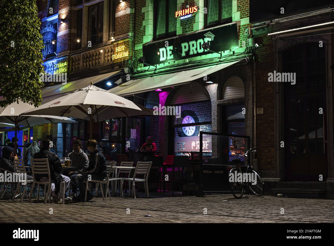 Leuven, regione del Brabante fiammingo, Belgio, 09 22 2021: Studente che tiene una festa nella piazza del vecchio mercato con Cafe de Prof, un bar per studenti, Europa Foto Stock