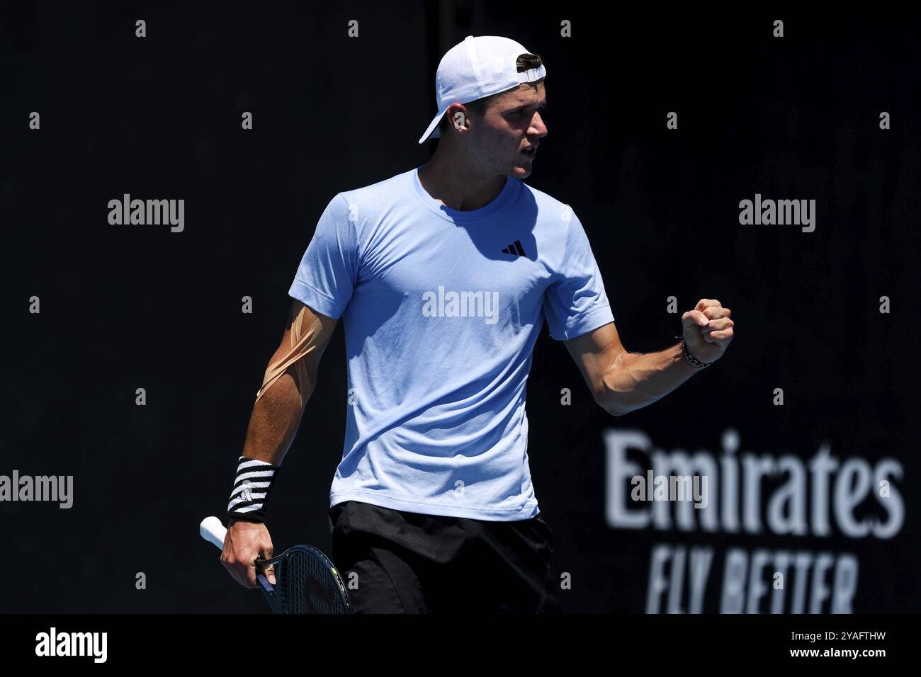 MELBOURNE, AUSTRALIA, 12 GENNAIO: Jakub Mensik della Repubblica Ceca batte Harold Mayot della Francia nella fase finale di qualificazione davanti all'Australia 2024 Foto Stock