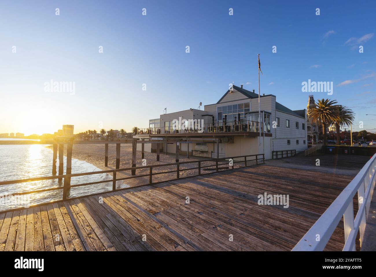 Kerford Rd Pier e Albert Park Yachting Angling Club ad Albert Park al tramonto in una serata invernale a Melbourne, Victoria, Australia, Oceania Foto Stock