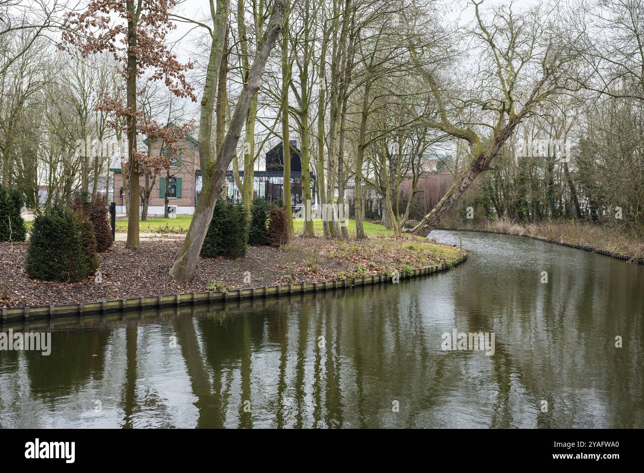 Vista panoramica sul torrente del parco del villaggio di Merchtem, regione del Brabante fiammingo, Belgio, Europa Foto Stock