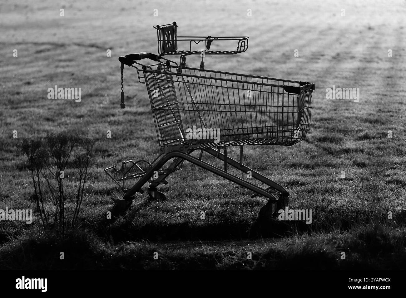 Un carrello per la spesa abbandonato in una residenza del consiglio ad Armley, Leeds, West Yorkshire, Regno Unito Foto Stock