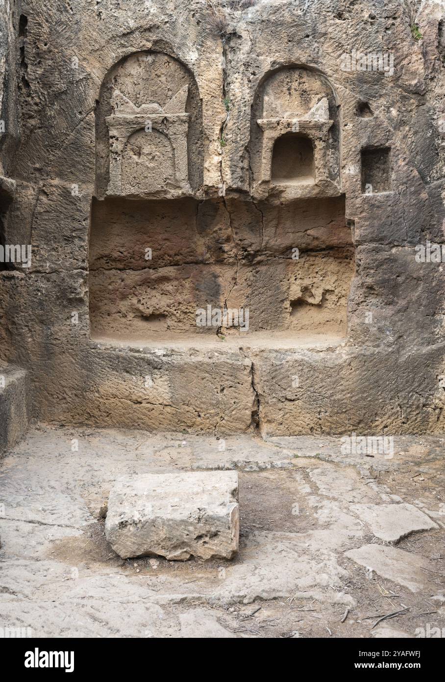 Paphos, distretto di Paphos, Cipro, 23 marzo 2023, antico interno in pietra delle rovine delle Tombe dei Re, Europa Foto Stock