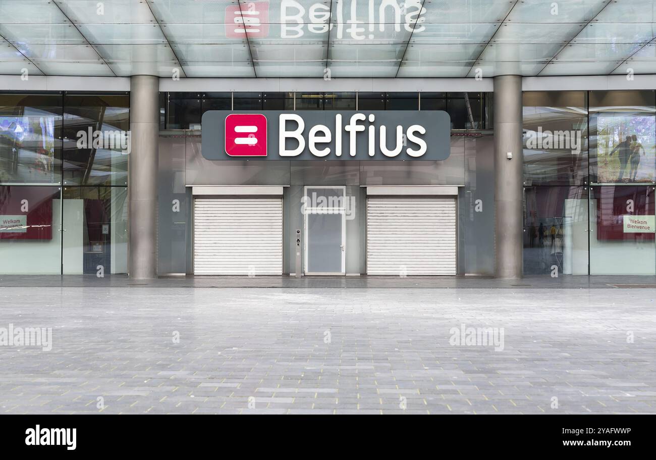 Saint-Josse, regione di Bruxelles-capitale, Belgio, 03 20 2020 la sede centrale chiusa della società bancaria e assicurativa Belfius durante la crisi Corona Foto Stock