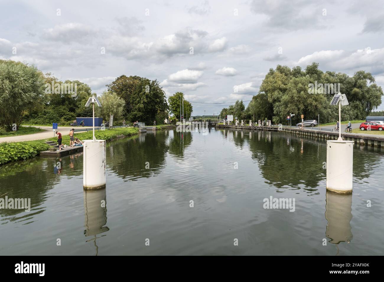 Zemst, regione del Brabante fiammingo - Belgio, 08 25 2021 nave al molo sul fiume Senne Foto Stock