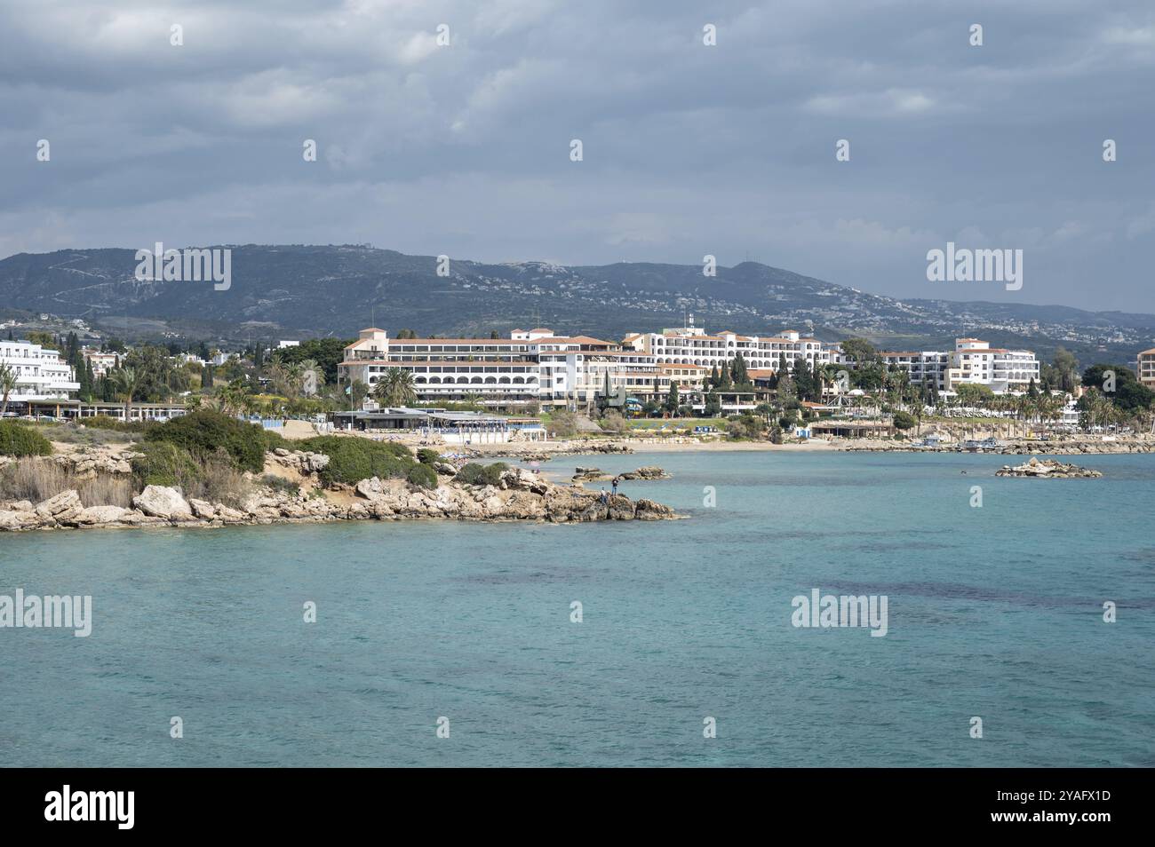 Coral Bay, Cipro, 25 marzo 2023, Vista sulle acque turchesi e sulle residenze di vacanza della baia, Europa Foto Stock