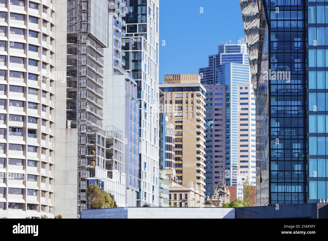 MELBOURNE, AUSTRALIA, OTTOBRE 31 2021: Vedute intorno a Birrarung Marr dal William Barak Bridge dell'architettura di Melbourne su una calda e soleggiata primavera mornin Foto Stock