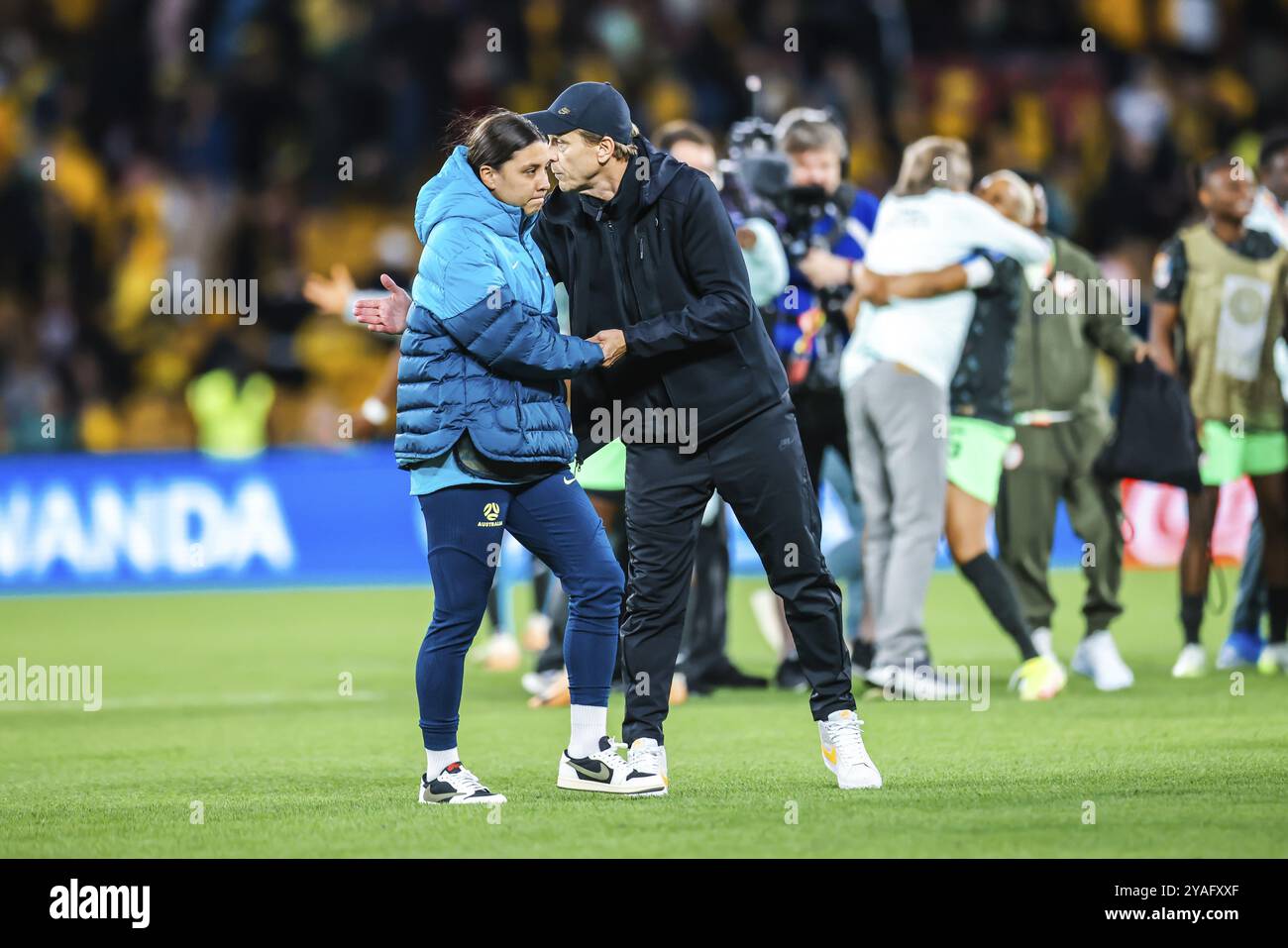 BRISBANE, AUSTRALIA, LUGLIO 27: Sam Kerr dell'Australia reagisce con Tony Gustavsson, allenatore dell'Australia Matildas dopo la sconfitta dell'Australia contro la Nigeria AT Foto Stock