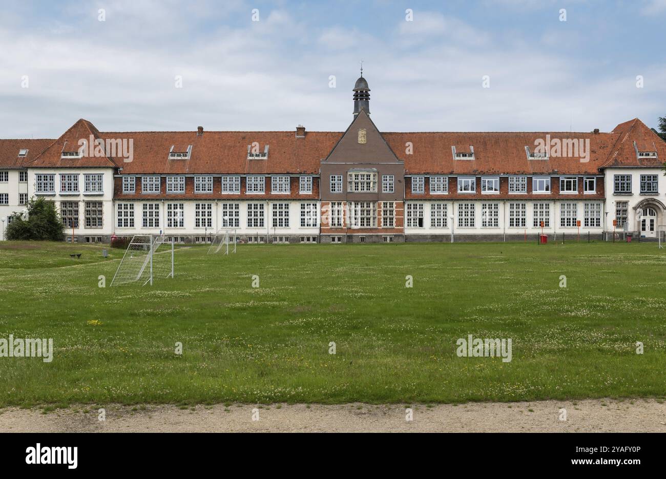Wetteren, regione delle Fiandre Orientali, Belgio, 07 15 2021 facciata neoclassica di un edificio scolastico, Europa Foto Stock