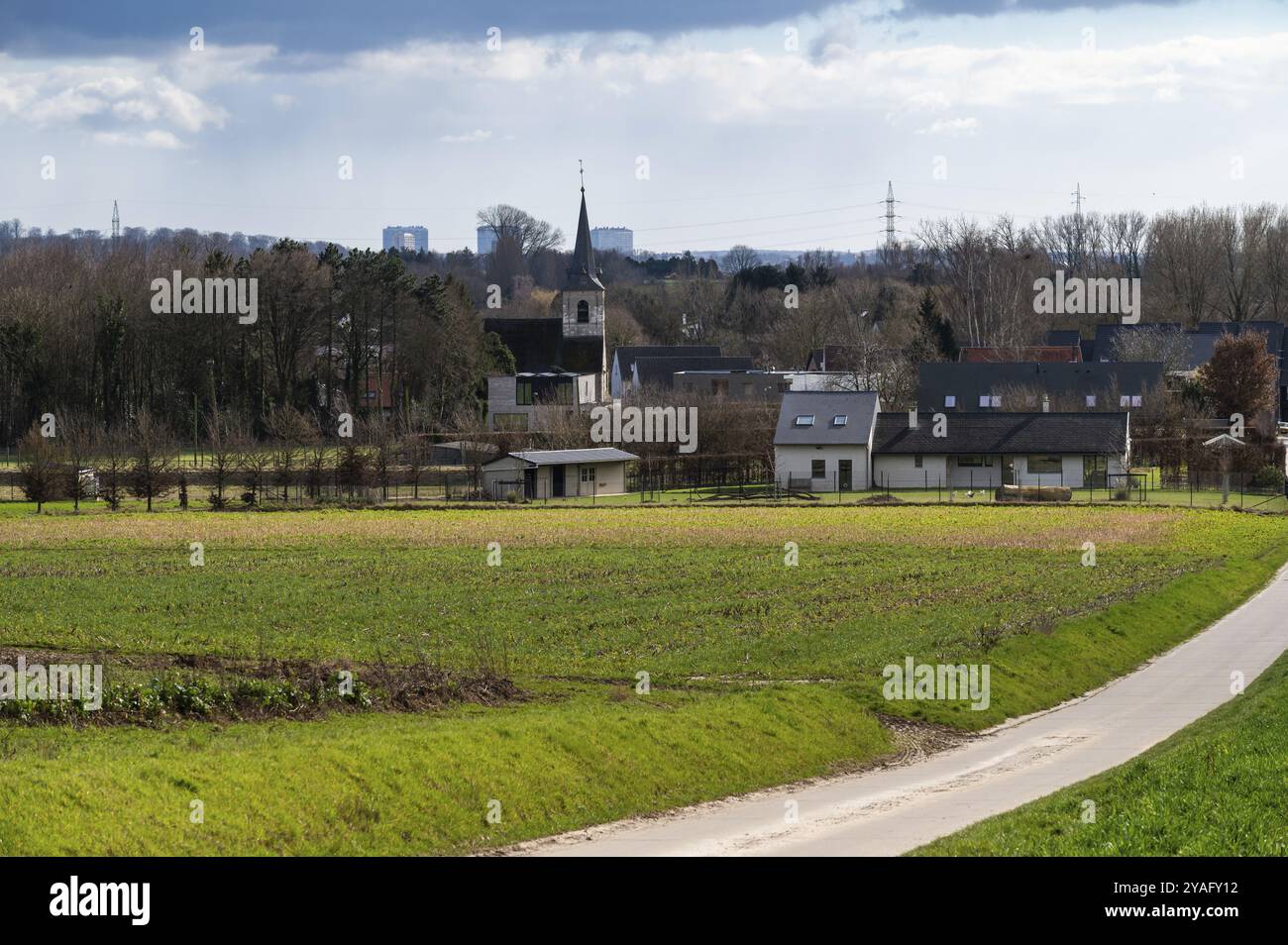 Sentiero rurale verso il villaggio di Ossel, Merchtem, regione del Brabante fiammingo, Belgio, Europa Foto Stock