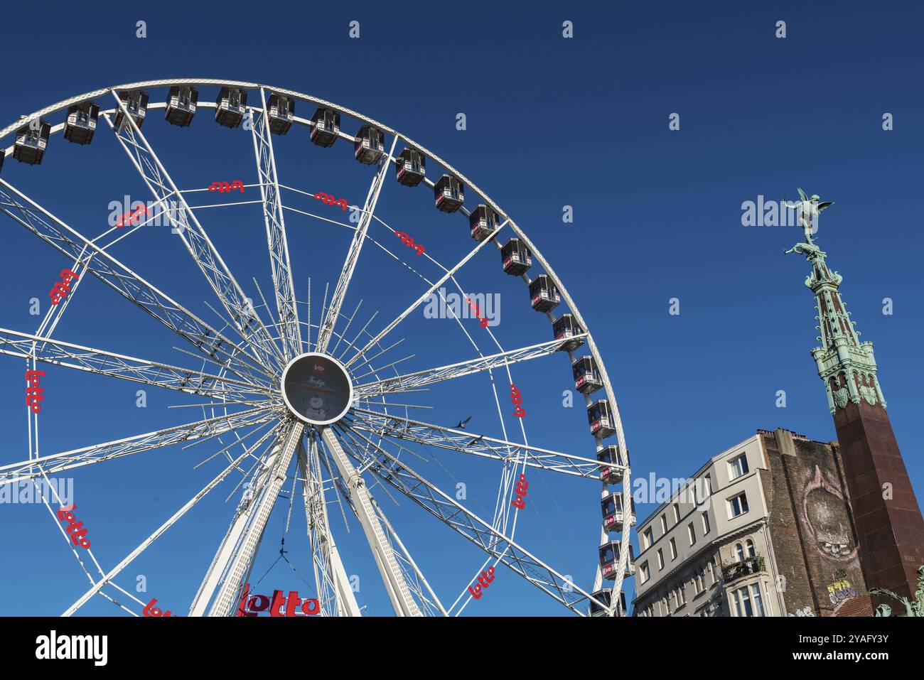 Russels Old Town, Brussels Capital Region, Belgio, 12 06 2019 la ruota panoramica al mercatino di Natale di Place Sainte Catherine, Europa Foto Stock