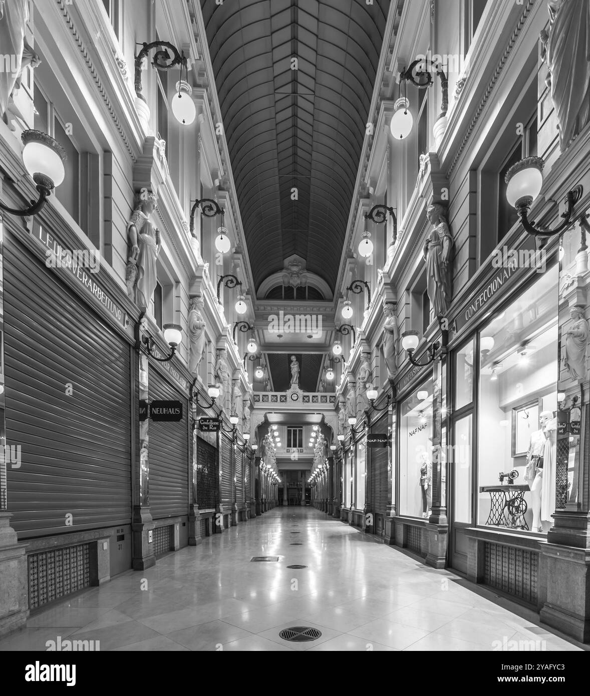 Città vecchia di Bruxelles, Belgio, 05 22 2019, il deserto Passage du Nord, Noorddoorgang, una galleria di negozi di lusso, Europa Foto Stock