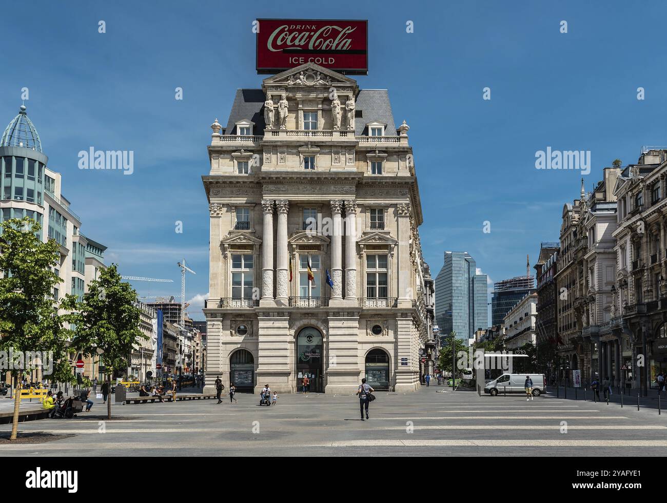 Centro di Bruxelles, centro storico di Bruxelles, Belgio, 05 29 2020 la piazza De Brouckere con la facciata dell'Hotel Continental con un bicchierino di coca cola Foto Stock