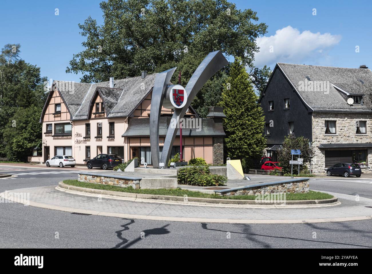 Bullingen, regione vallona Belgio orientale, 08 27 2019 rotatoria con ristoranti e un hotel nel centro del piccolo villaggio Foto Stock