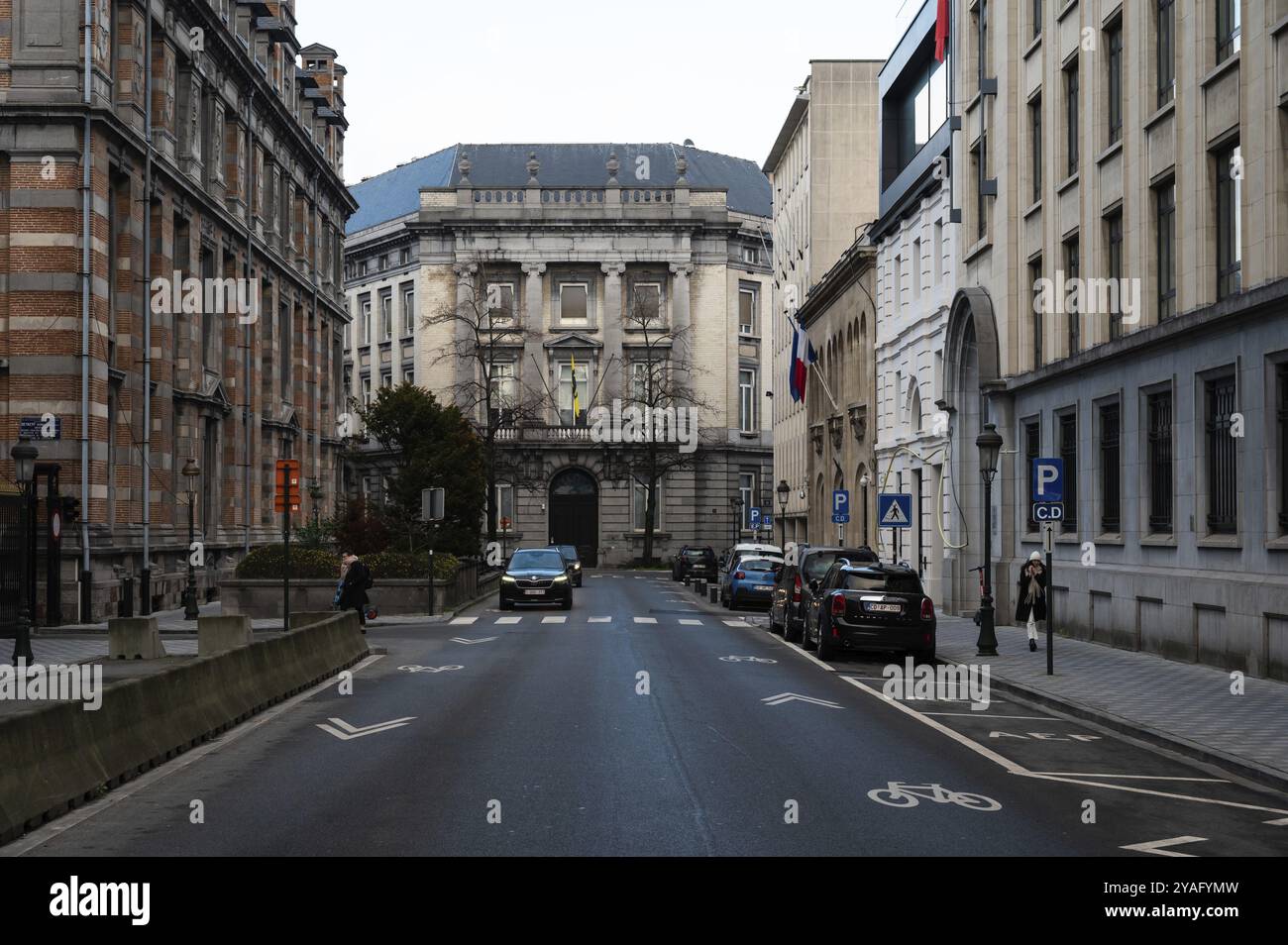 Centro di Bruxelles, regione di Bruxelles capitale, Belgio, 19 gennaio 2023, strada nel centro storico con la facciata del Parlamento fiammingo, Europa Foto Stock