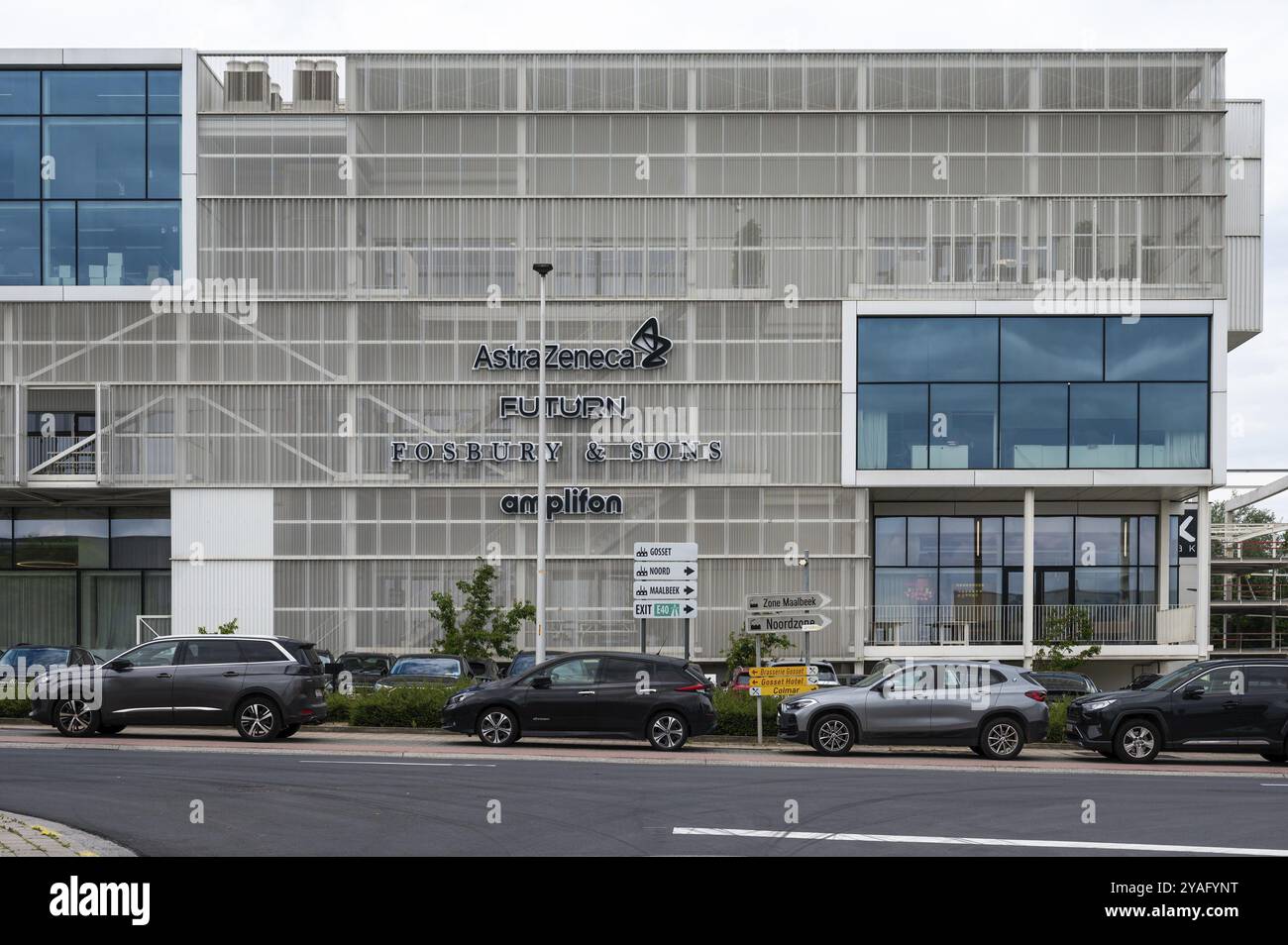 Groot-Bijgaarden, Brabante fiammingo, Belgio, 23 maggio 2024, facciata di un edificio per uffici che ospita Astra Zeneca, Amplifon e Fosbury and Sons, Europa Foto Stock