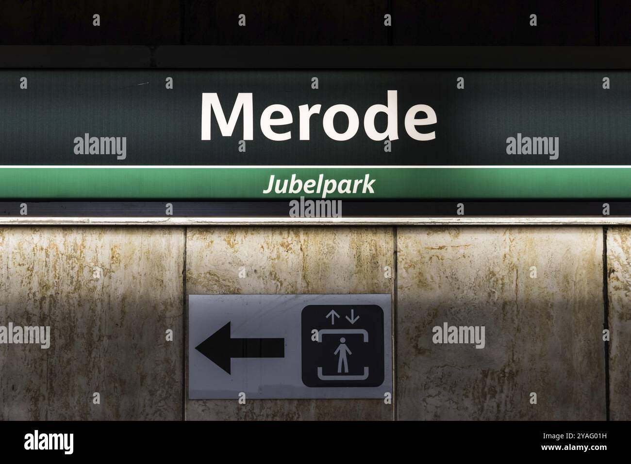 Bruxelles, Belgio, 07 03 2019, indicatore luminoso della stazione della metropolitana Merode e del parco cittadino Jubelpark Cinquentenaire, Europa Foto Stock