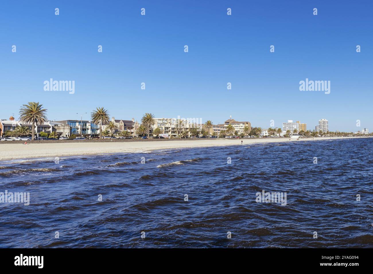 Kerford Rd Pier intorno all'Albert Park Yachting & Angling Club ad Albert Park al tramonto in una serata invernale a Melbourne, Victoria, Australia, Oceania Foto Stock