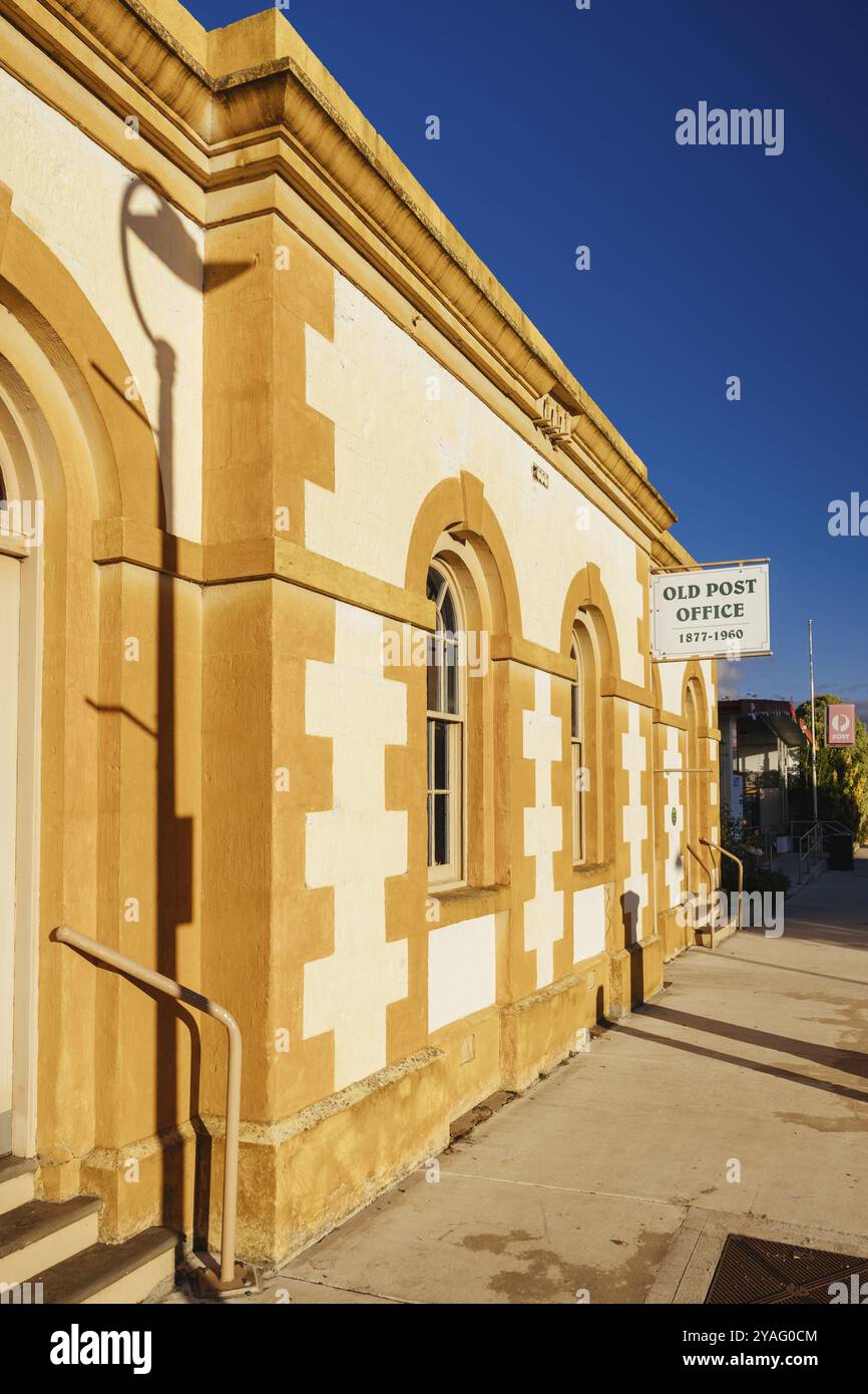 PENOLA, AUSTRALIA, 10 aprile 2023: Stazione e ufficio postale di Penola Telegraph nella città di Penola nella regione vinicola di Coonawarra in una serata autunnale soleggiata a S Foto Stock