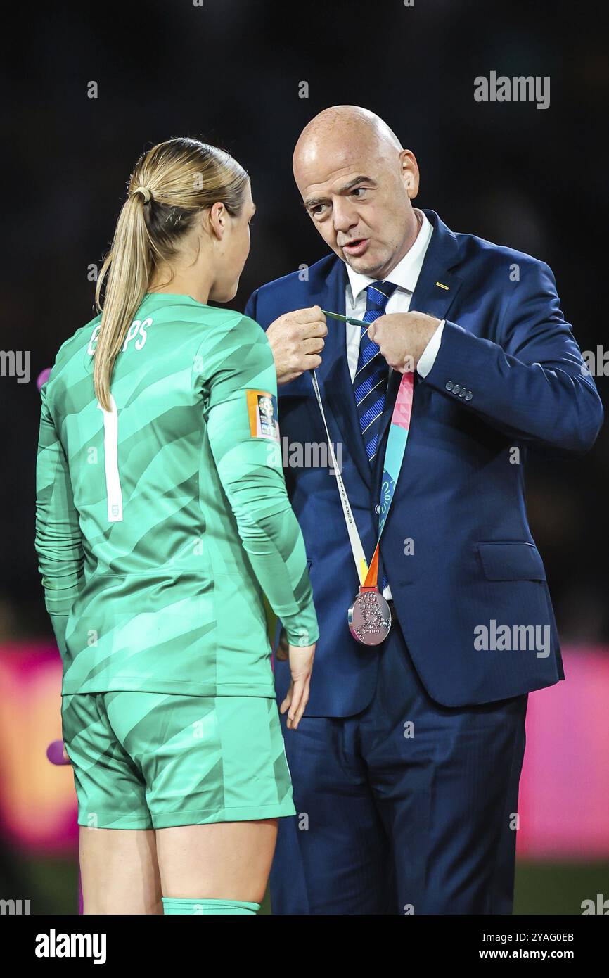 SYDNEY, AUSTRALIA, 20 AGOSTO: Gianni Infantino, presidente della FIFA, consegna la seconda medaglia a Mary Earps d'Inghilterra durante la cerimonia di premiazione successiva Foto Stock