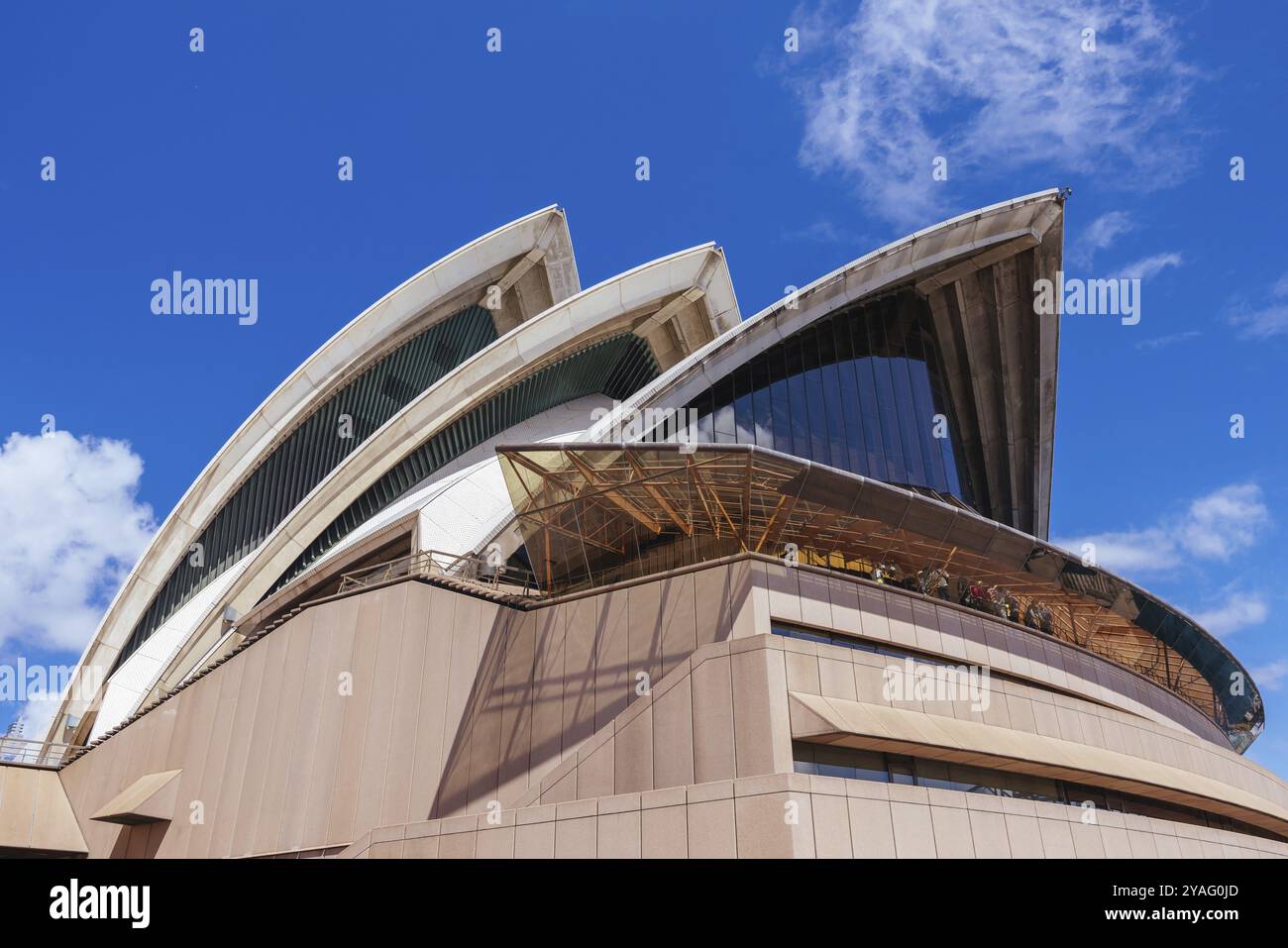 SYDNEY, AUSTRALIA, 4 MARZO 2023: Primo piano architettonico della Sydney Opera House in una calda giornata autunnale a Sydney, nuovo Galles del Sud, Australia, Oceania Foto Stock