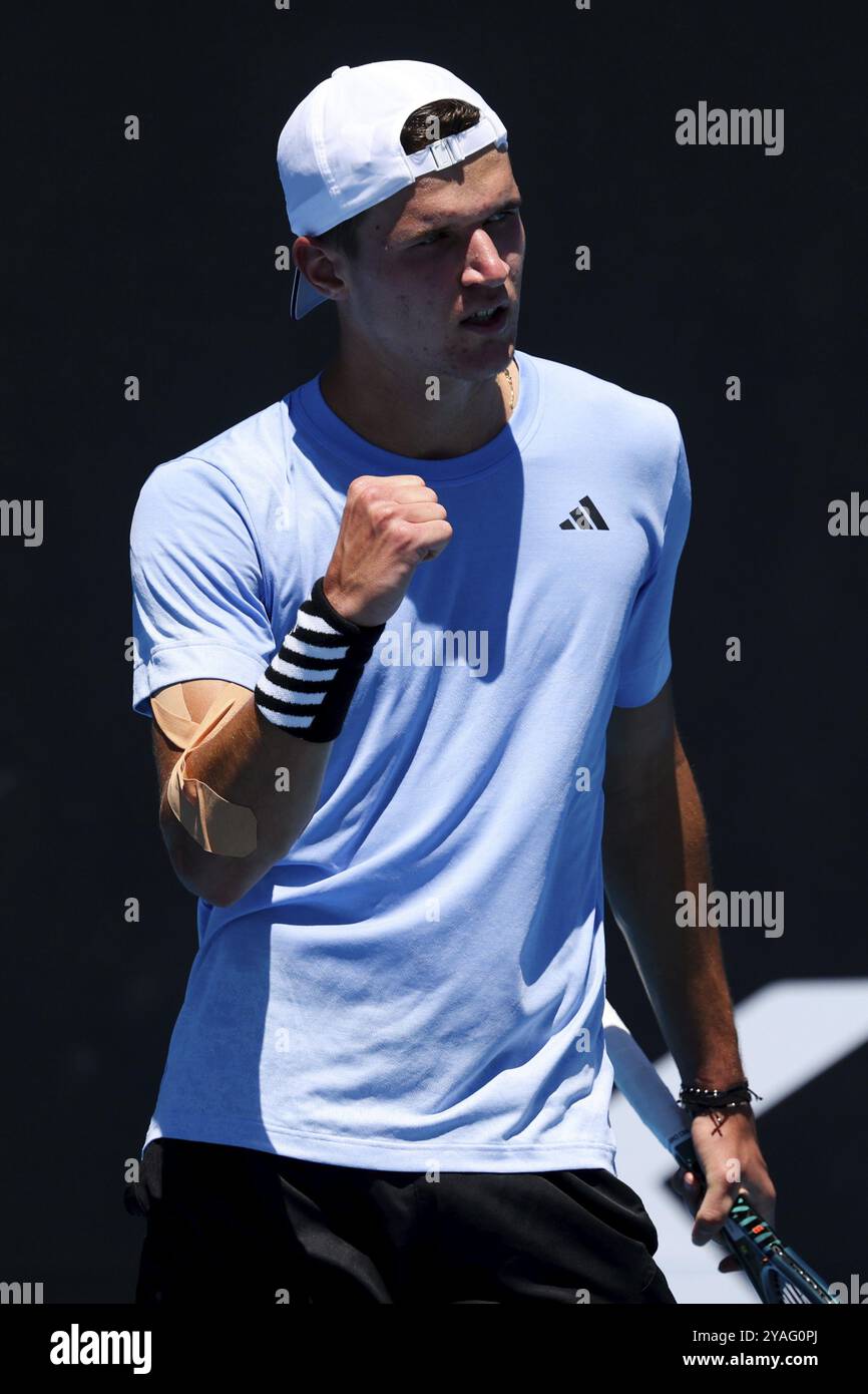 MELBOURNE, AUSTRALIA, 12 GENNAIO: Jakub Mensik della Repubblica Ceca batte Harold Mayot della Francia nella fase finale di qualificazione davanti all'Australia 2024 Foto Stock