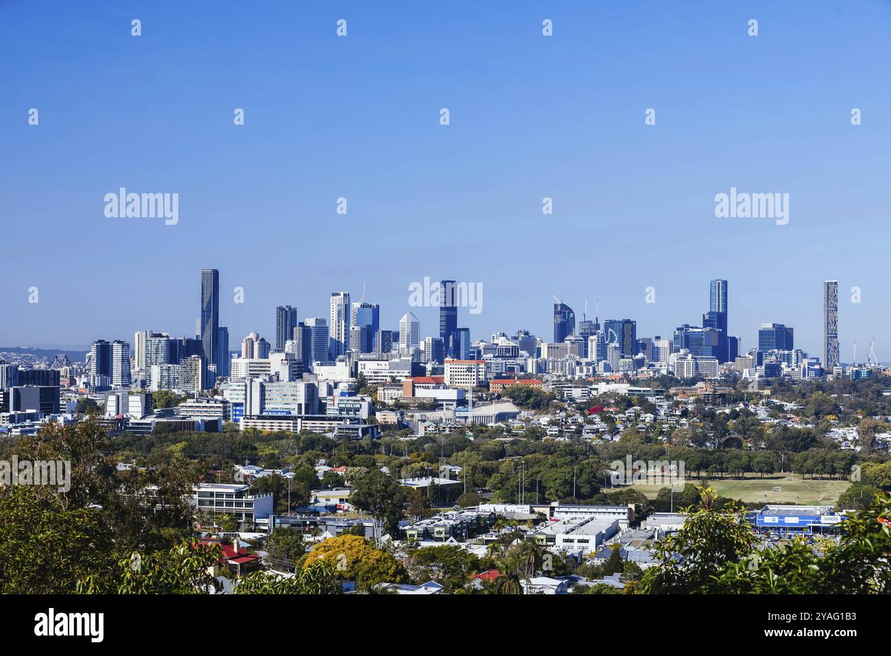 BRISBANE, AUSTRALIA, LUGLIO 30 2023: Le iconiche vedute della città del CBD di Brisbane dal lago artificiale Eildon Hill e dai parchi di Windsor, Brisbane, Queensland, Au Foto Stock