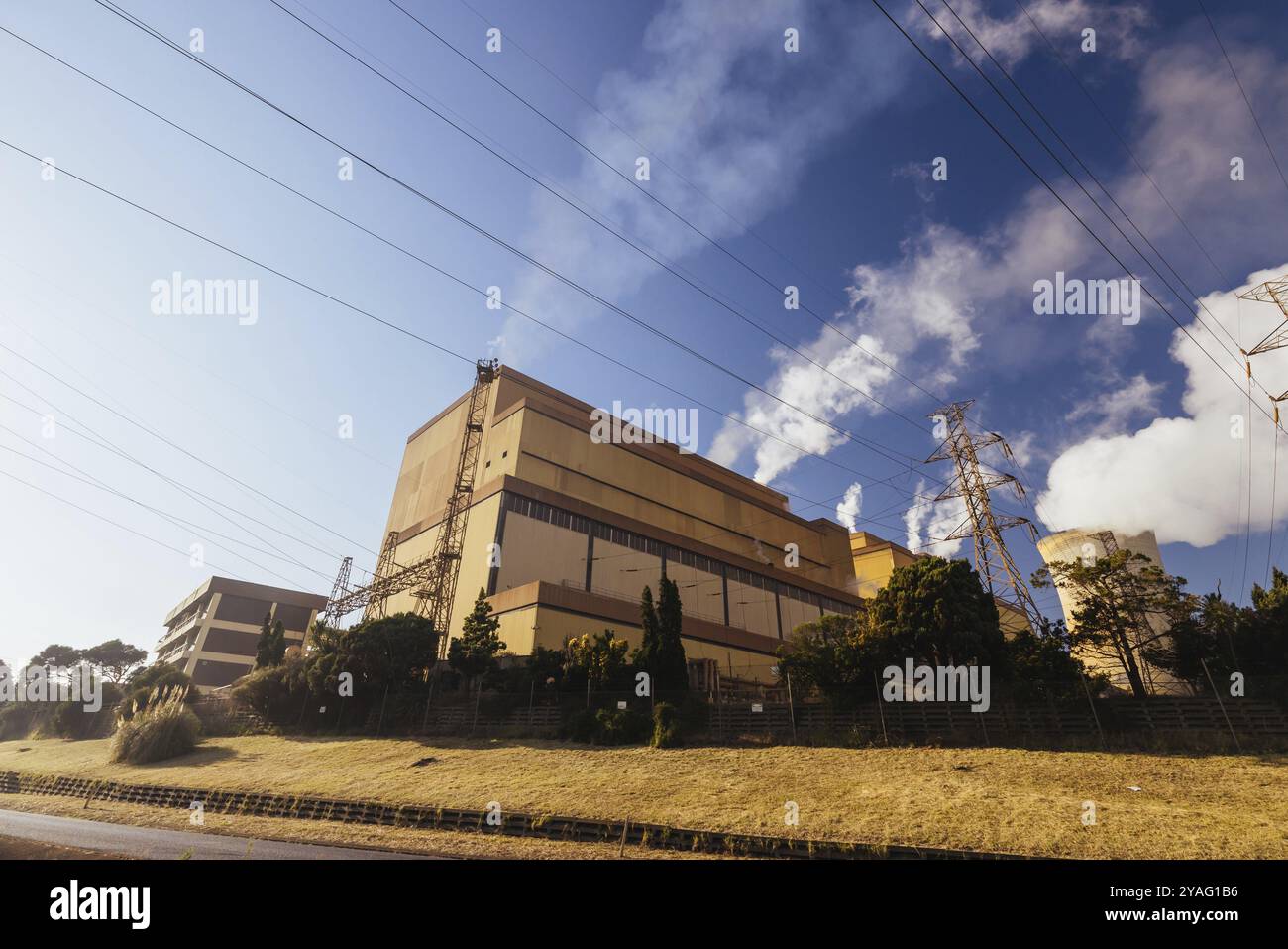 La centrale elettrica di Yallourn, nella Latrobe Valley, sarà chiusa nel 2028 a causa dell'aumento dei costi energetici e delle preoccupazioni ambientali. Situato vicino al traino Foto Stock