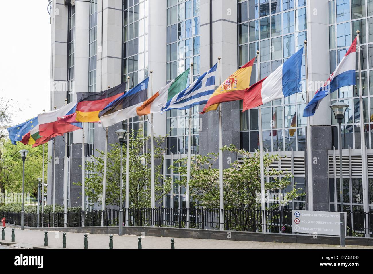 Centro di Bruxelles, Belgio, bandiere nazionali di Germania, Grecia, Finlandia, Francia, Paesi Bassi, l'Estonia e la Repubblica ceca si sono schierate all'euro Foto Stock