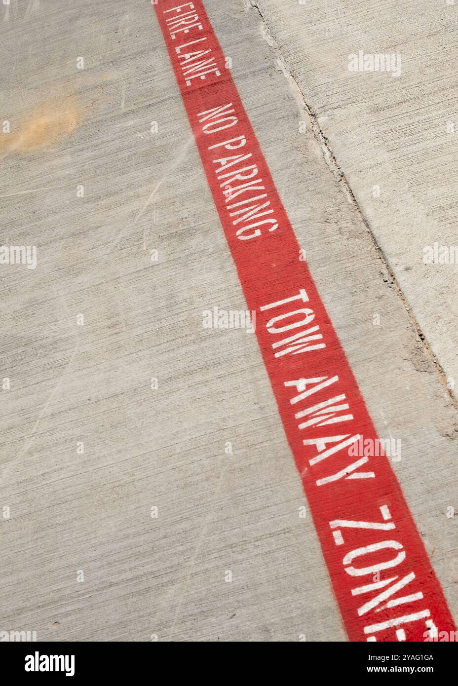 zona di traino della corsia antincendio nessun segnale di parcheggio Foto Stock