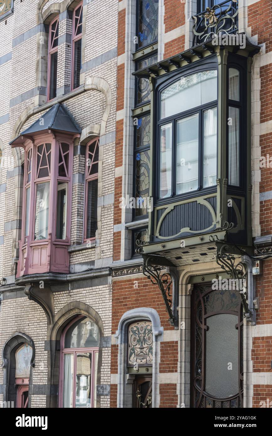 Ixelles, Bruxelles/ Belgio, 03 30 2019: Facciate di case residenziali tradizionali del XX secolo in stile Art Nouveau e sgrifiti Foto Stock