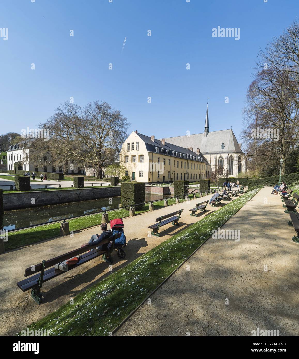 Ixelles, Bruxelles, Belgio, 03 30 2019: Vista panoramica ultra ampia sul parco e sul sito dell'Abbazia di la Cambre con persone sedute intorno all'acqua Foto Stock