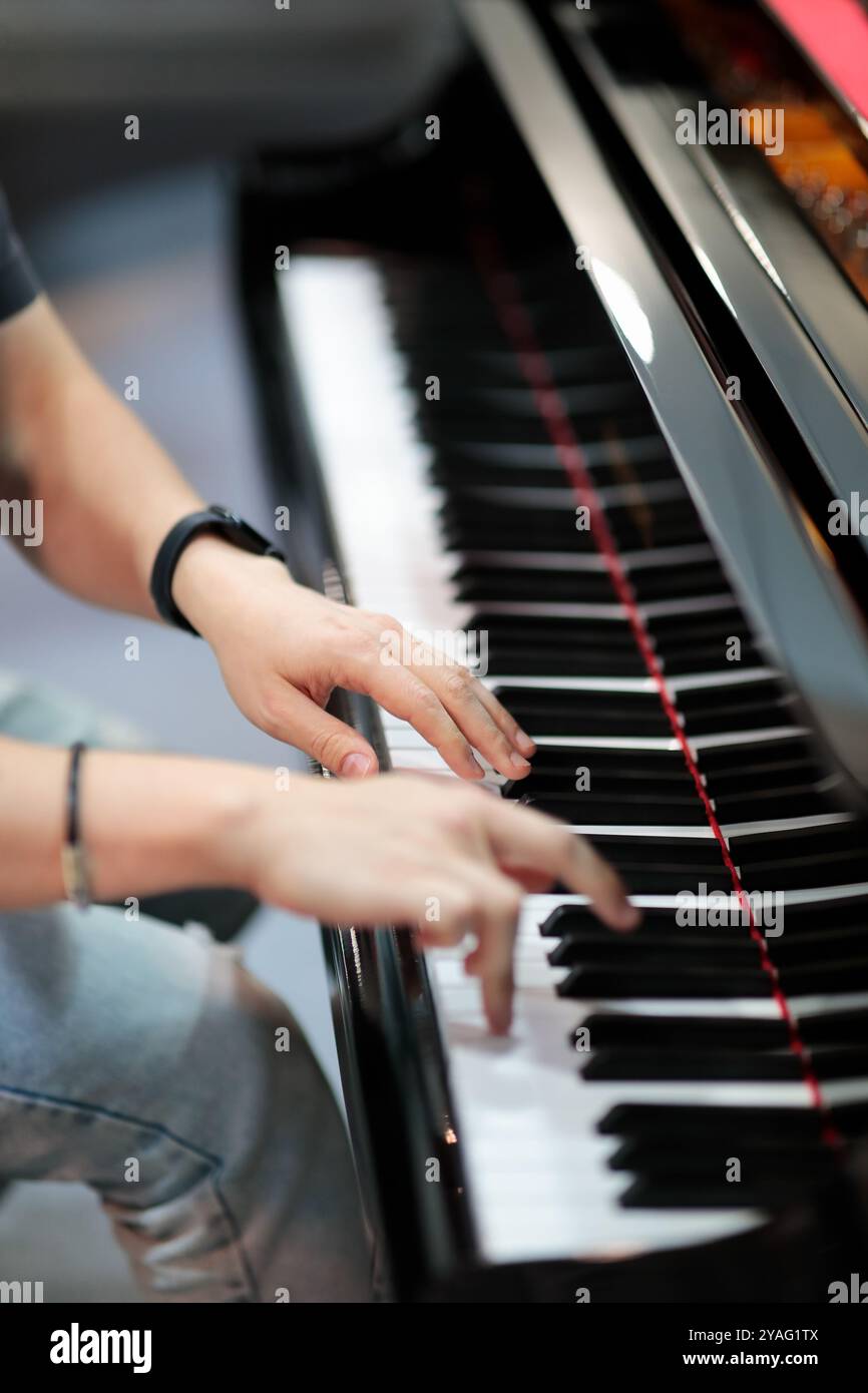 Primo piano di un musicista che suona il piano. Piano player primo piano. Messa a fuoco selettiva. Foto Stock