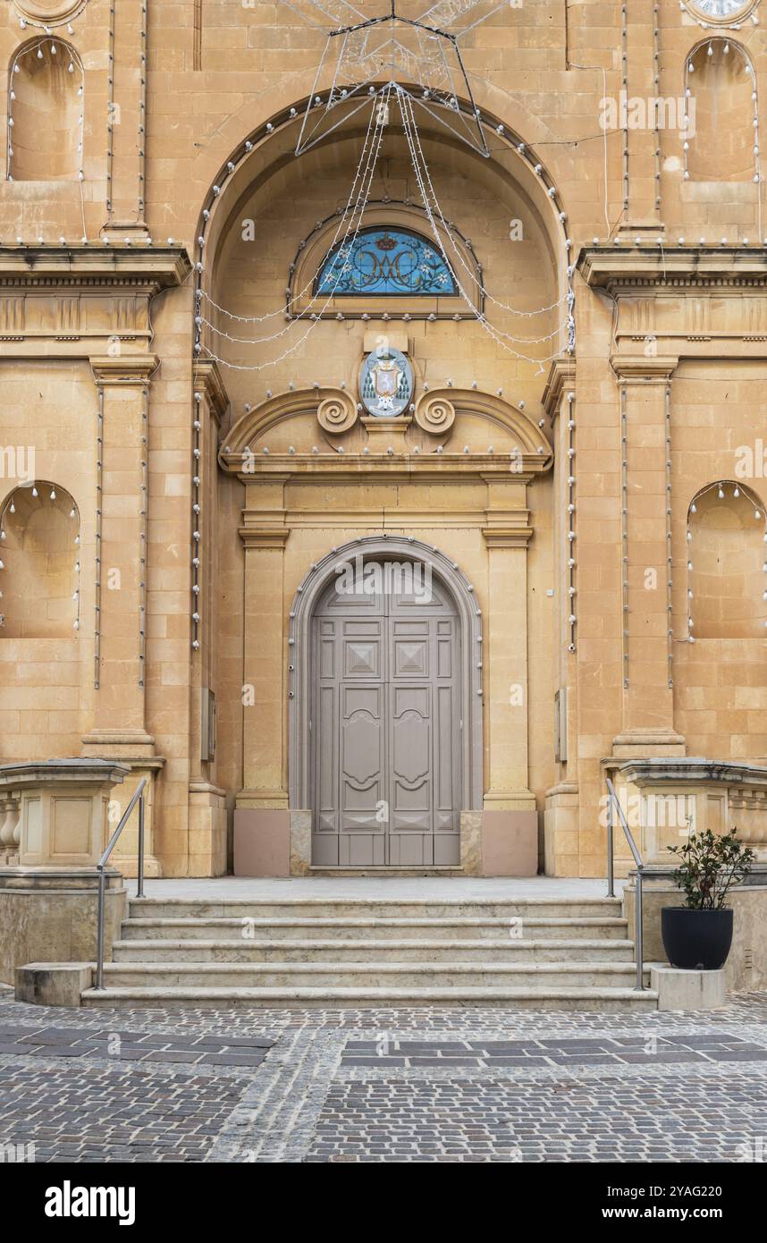 Marsaxlokk, Malta, 01 07 2022: Facciata con porta ad arco della cattedrale, Europa Foto Stock