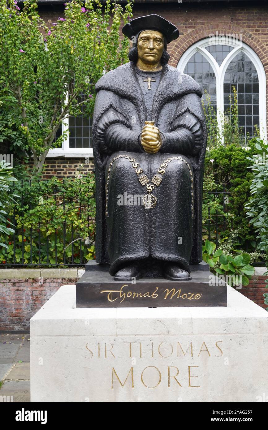 Statua di Sir Thomas More, a Chelsea di fronte al Tamigi, vicino a dove una volta si trovava la sua casa Foto Stock