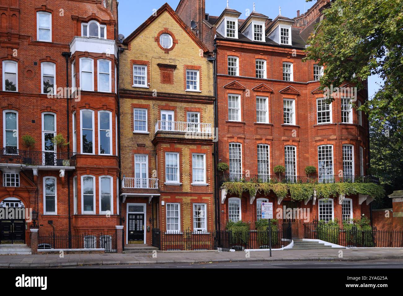Eleganti e colorate vecchie case cittadine e palazzi di appartamenti nel quartiere Chelsea di Londra, di fronte al Tamigi Foto Stock
