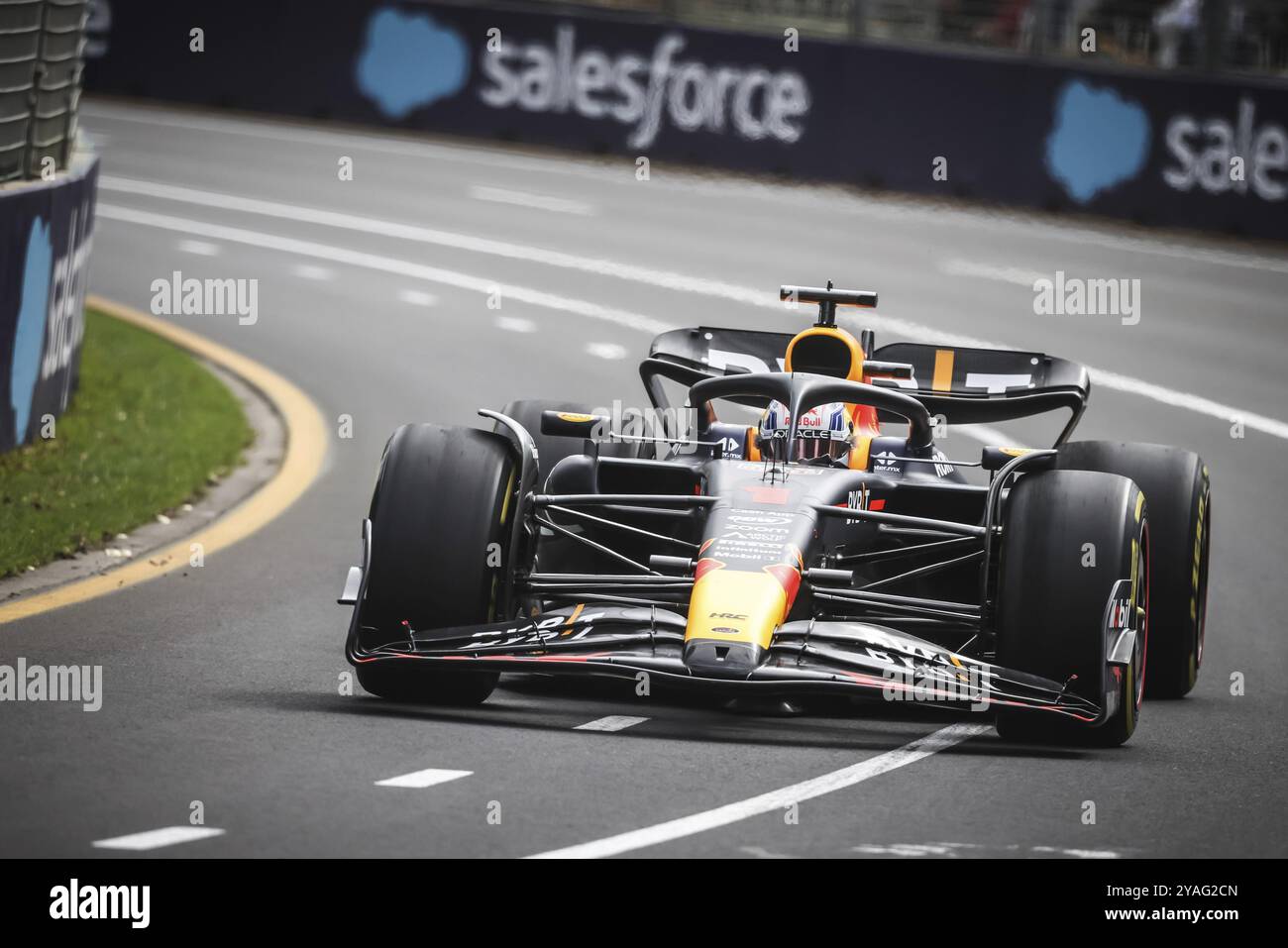 MELBOURNE, AUSTRALIA, 1 APRILE: Max Verstappen dei Paesi Bassi guida la Oracle Red Bull Racing RB19 in pratica durante l'Australian Grand 2023 Foto Stock