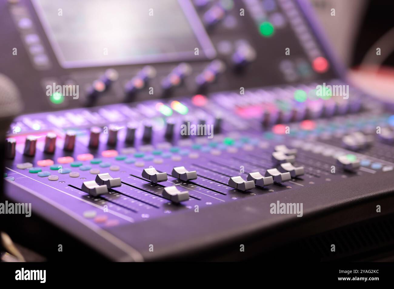 Primo piano su una moderna console di miscelazione audio professionale. Messa a fuoco selettiva. Foto Stock
