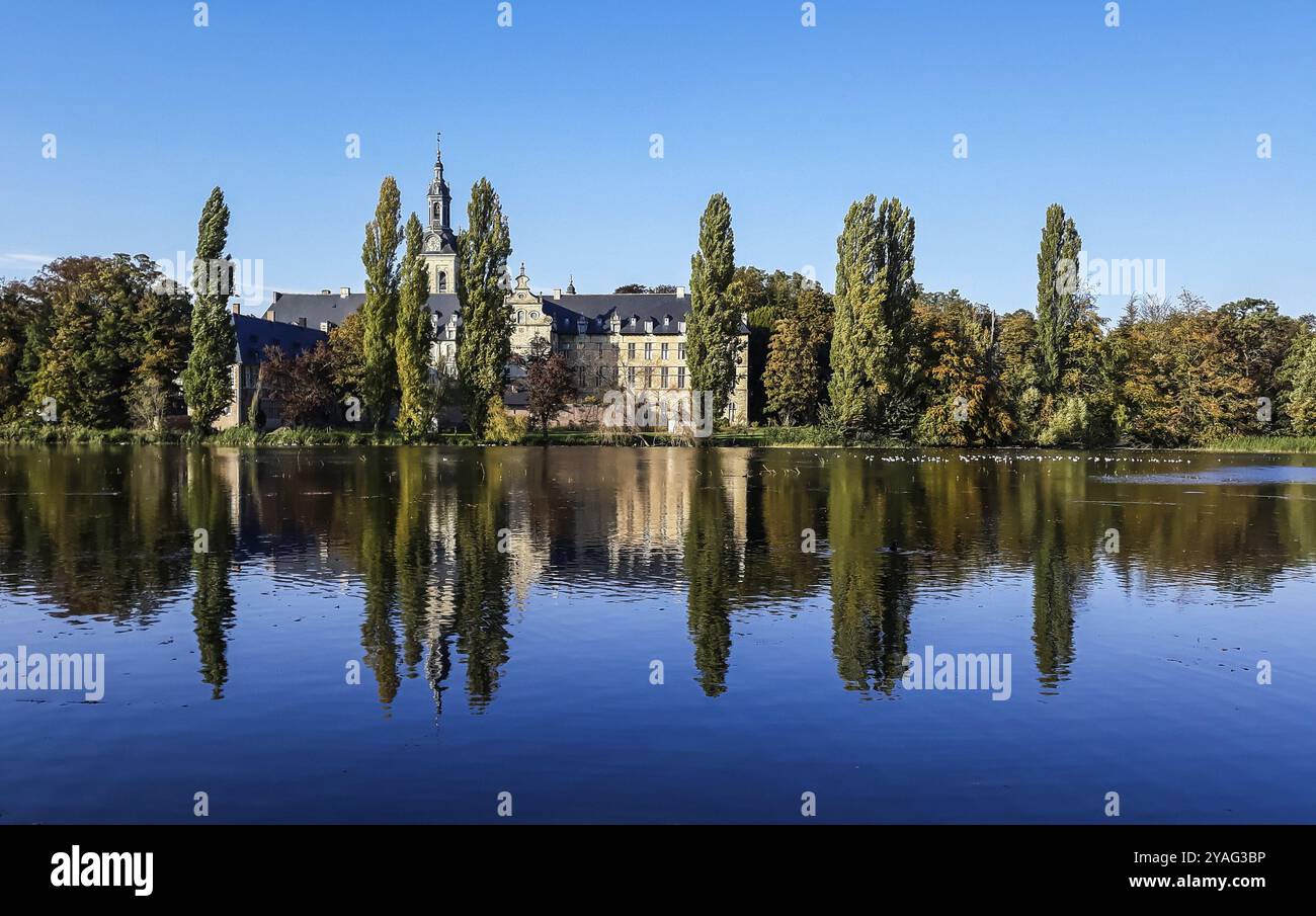 Abbazia del Parco che si riflette nello stagno di Lovanio, Belgio, Europa Foto Stock