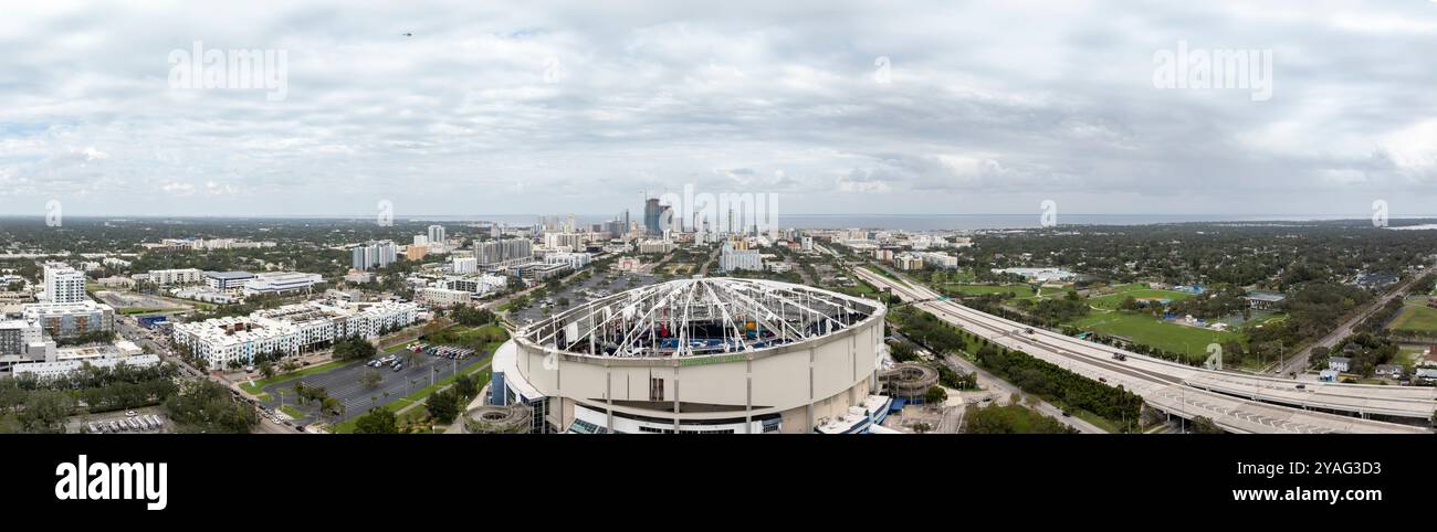 St Petersburg, Florida, Stati Uniti d'America - 11 ottobre 2024: Tropicana Field Stadium St Petersburg Florida dopo l'uragano Milton 2024 Foto Stock