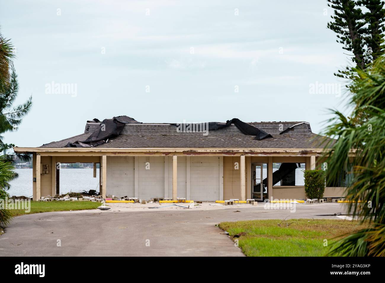 Foto di scorta a casa distrutta dall'uragano Milton Florida 2024 Foto Stock