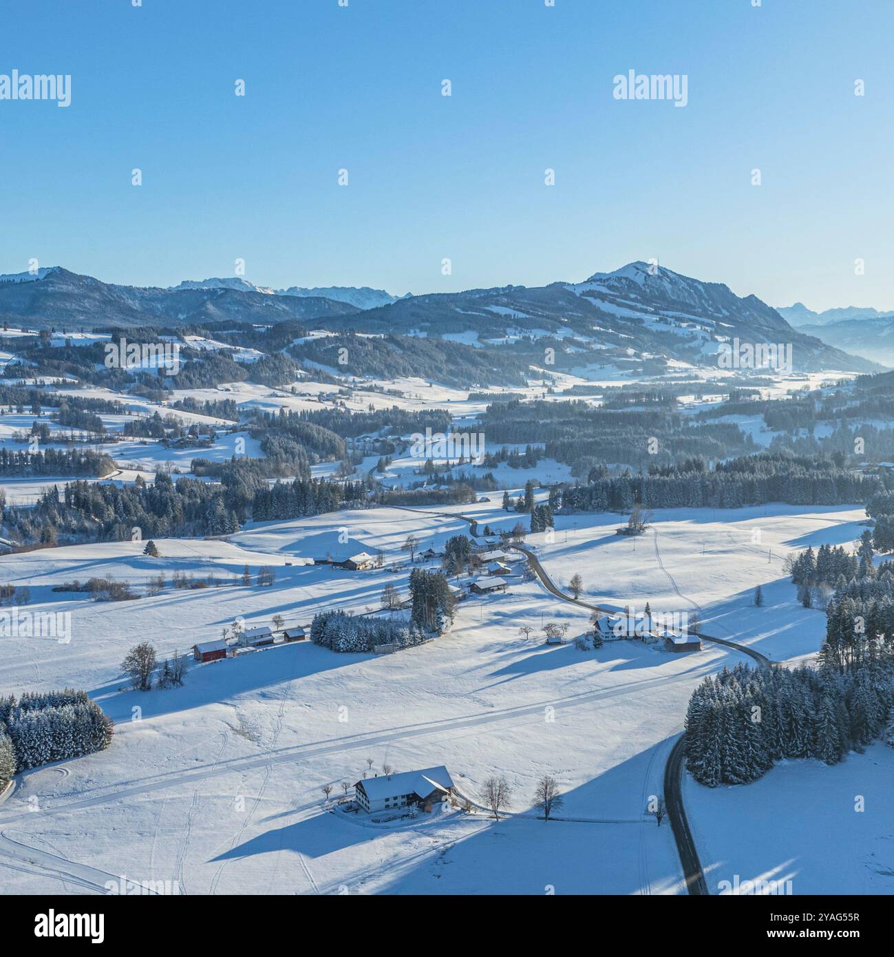 Sole serale vicino a Moosbach nella zona nevosa del lago Allgäu sul confine alpino Foto Stock