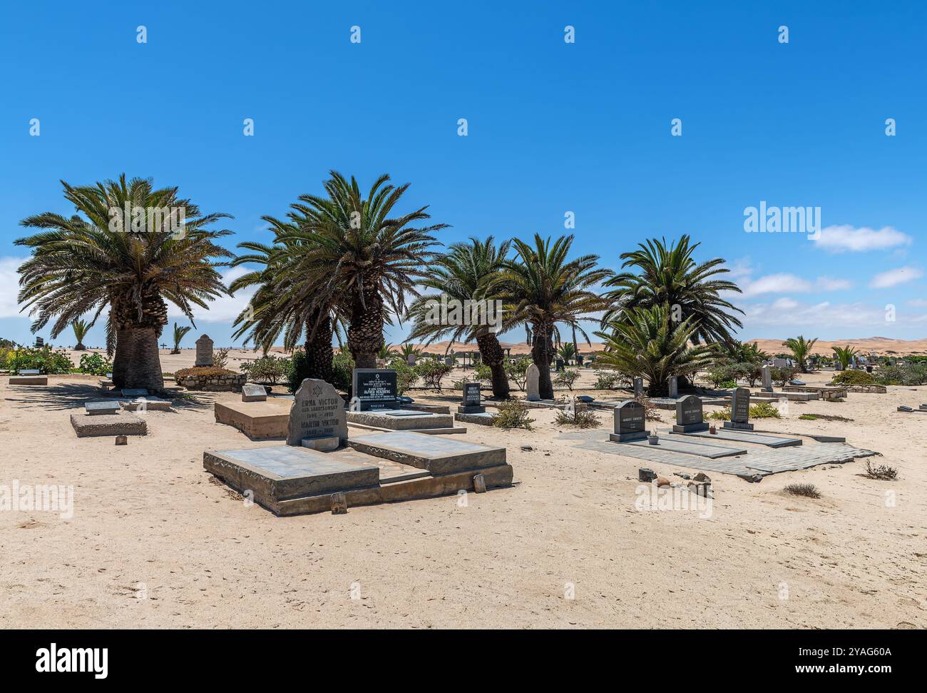 Tombe nel cimitero di Swakopmund ai margini del deserto del Namib Foto Stock