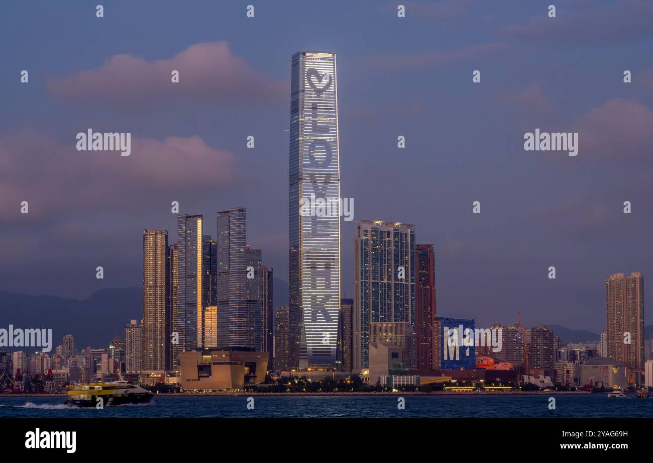 L'ICC International Commerce Centre e il nuovissimo museo M+ di cultura visiva di Hong Kong, Victoria Harbour, Hong Kong, Cina. Foto Stock