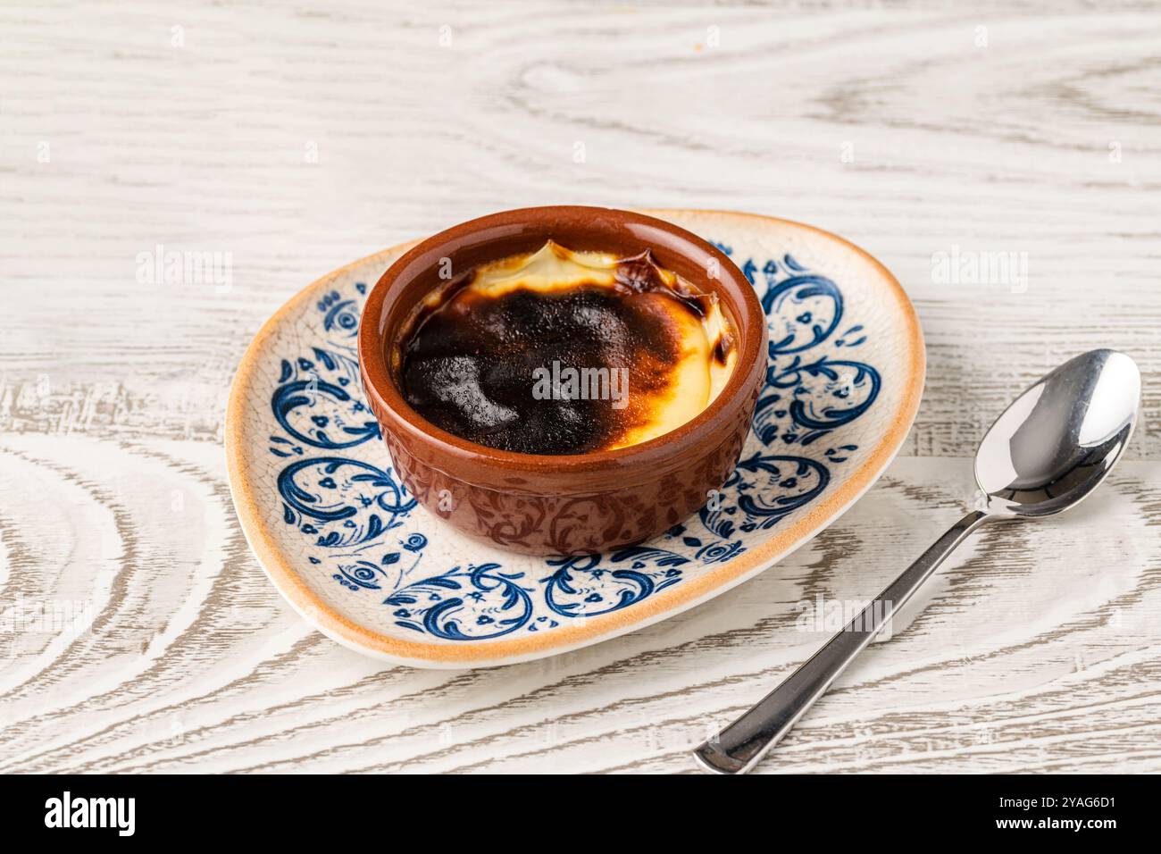Tradizionale dessert turco panetteria riso budino nome turco Firin Sutlac in ciotola di ceramica Foto Stock