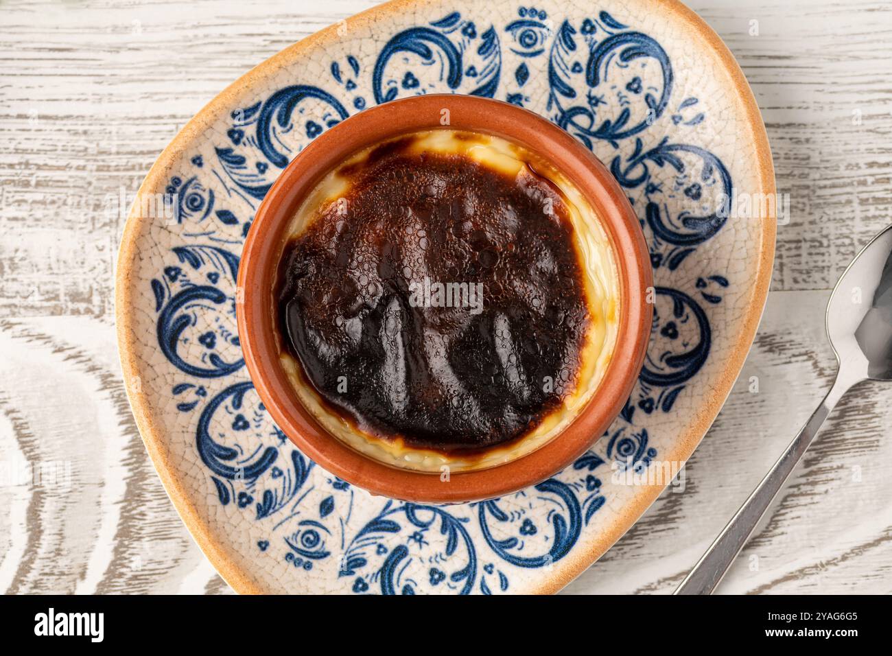 Tradizionale dessert turco panetteria riso budino nome turco Firin Sutlac in ciotola di ceramica Foto Stock