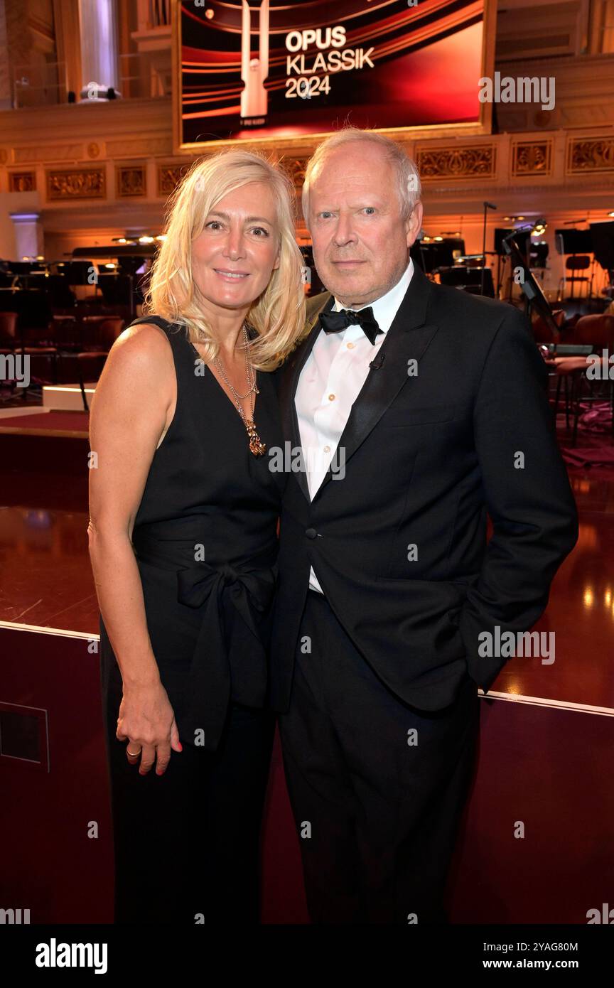 Axel Milberg mit Ehefrau Judith Milberg bei der Verleihung des Opus Klassik 2024 im Konzerthaus am Gendarmenmarkt. Berlino, 13.10.2024 *** Axel Milberg con la moglie Judith Milberg alla cerimonia di premiazione dell'Opus Klassik 2024 presso la Konzerthaus am Gendarmenmarkt Berlin, 13 10 2024 foto:XF.xKernx/xFuturexImagex opus2024 4115 Foto Stock