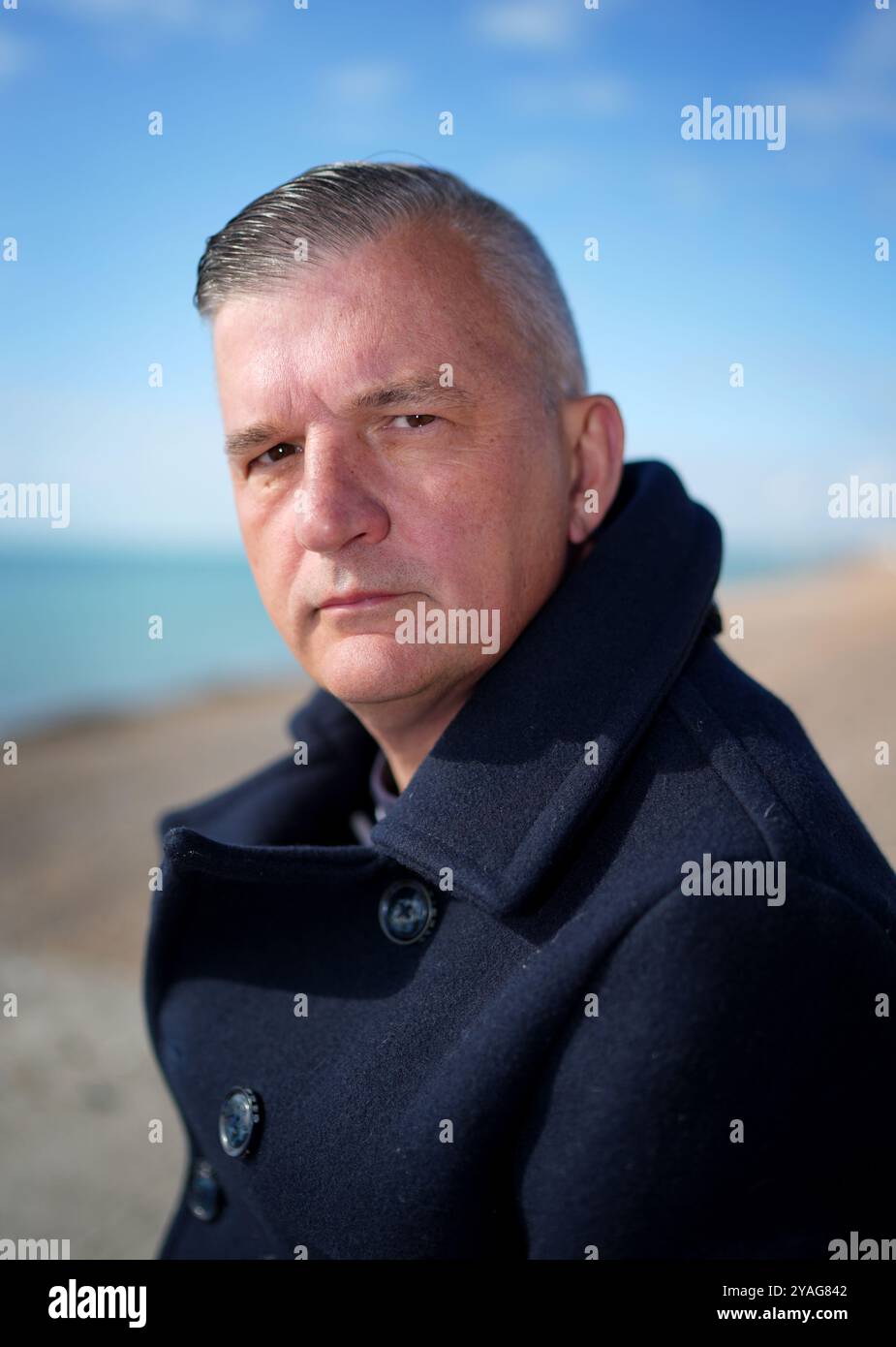 Craig Jones sulla spiaggia di Brighton, nell'East Sussex, dove gestisce la lotta con Pride, che sta facendo campagna per il risarcimento dei veterani LGBT che hanno subito maltrattamenti storici nelle forze. Data foto: Venerdì 11 ottobre 2024. Foto Stock