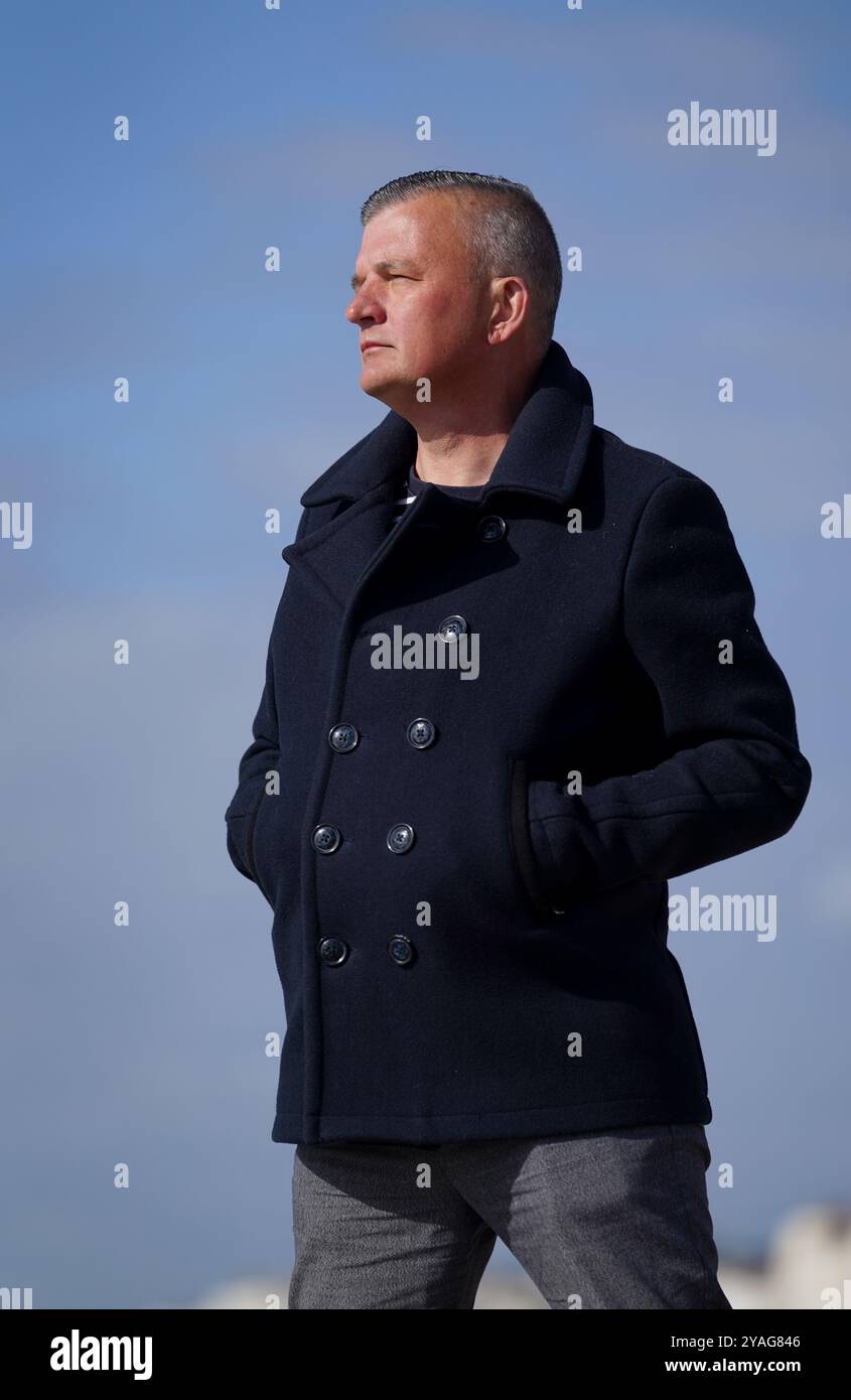 Craig Jones sulla spiaggia di Brighton, nell'East Sussex, dove gestisce la lotta con Pride, che sta facendo campagna per il risarcimento dei veterani LGBT che hanno subito maltrattamenti storici nelle forze. Data foto: Venerdì 11 ottobre 2024. Foto Stock