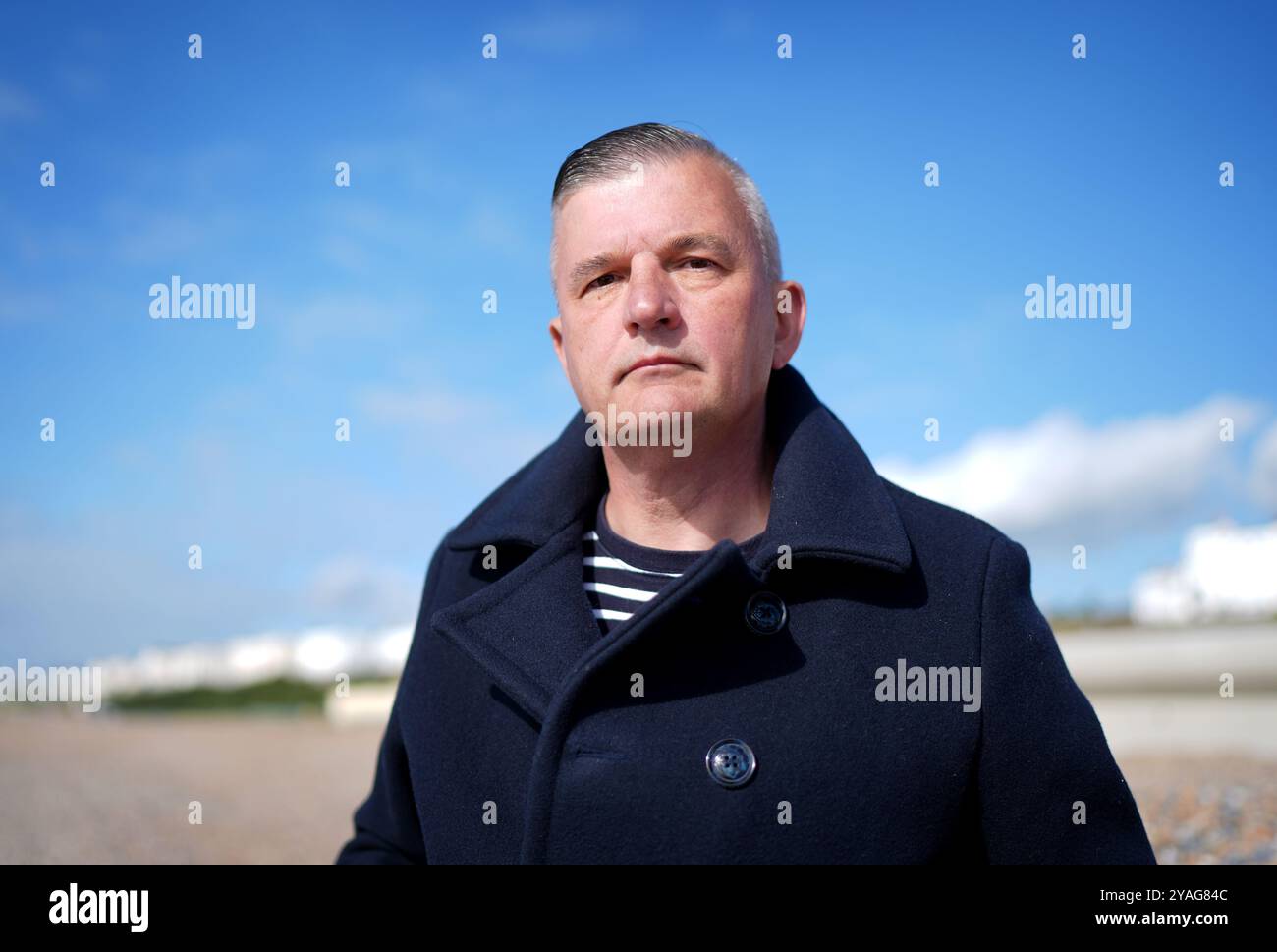 Craig Jones sulla spiaggia di Brighton, nell'East Sussex, dove gestisce la lotta con Pride, che sta facendo campagna per il risarcimento dei veterani LGBT che hanno subito maltrattamenti storici nelle forze. Data foto: Venerdì 11 ottobre 2024. Foto Stock